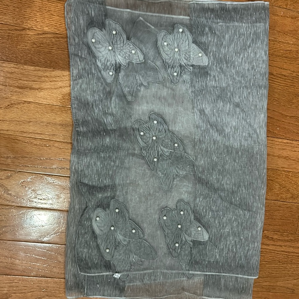 Lightweight light gray scarf with butterflys ans peal applique